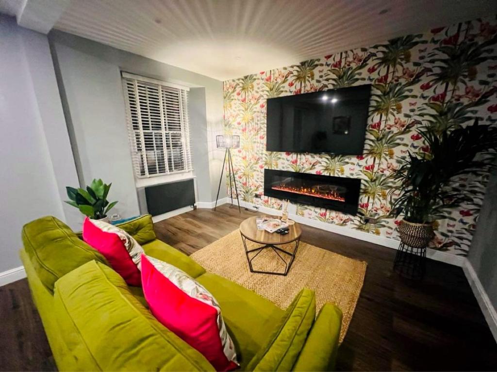 1 West End Boutique Apartment - photo 2
