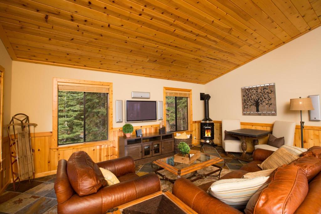 St Bernard at Tahoe Donner Remodeled 3BR - Private Hot Tub and Gym and Pool Access, Truckee
