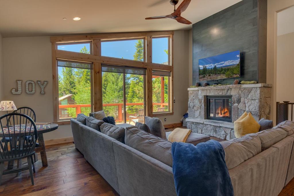 Spruce Haven by Tahoe Getaways at Tahoe Donner - Luxury Pet Friendly Cabin w Private Hot Tub, Truckee