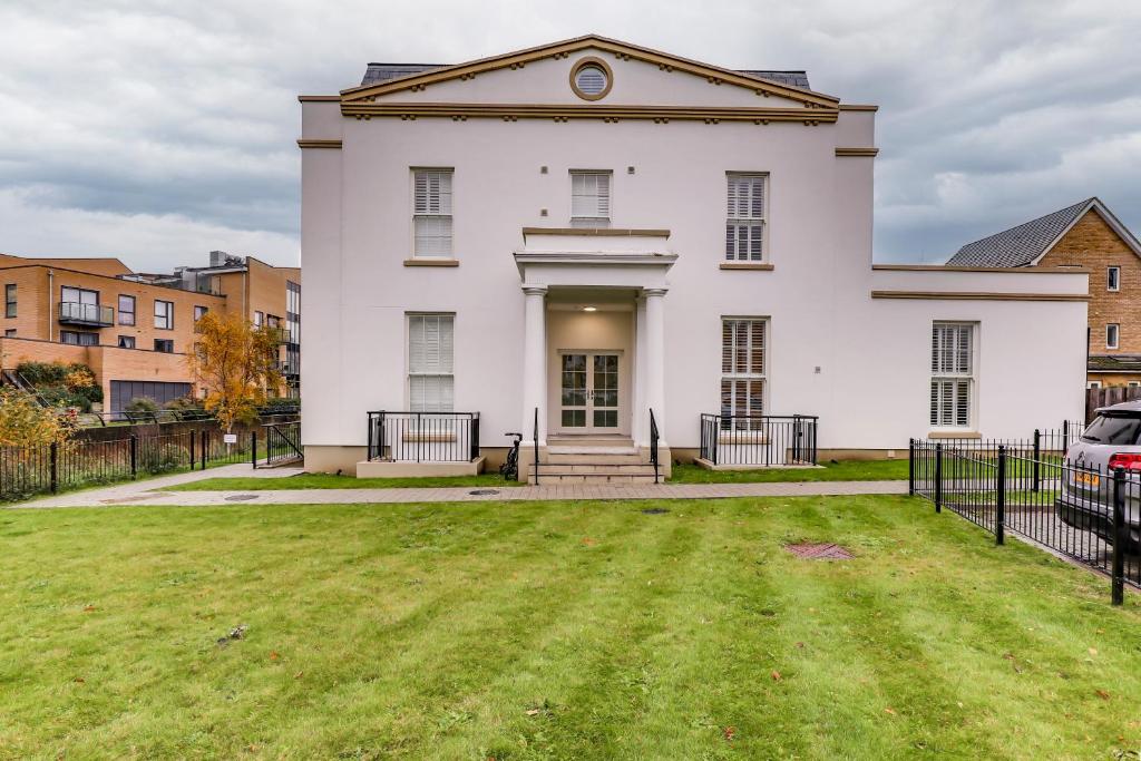 Modern 2BR 2BA with Free Parking - Sleeps 6, Hemel Hempstead