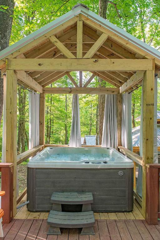 Stefan Cabin Nature-nested Tiny Home Hot Tub, Chattanooga