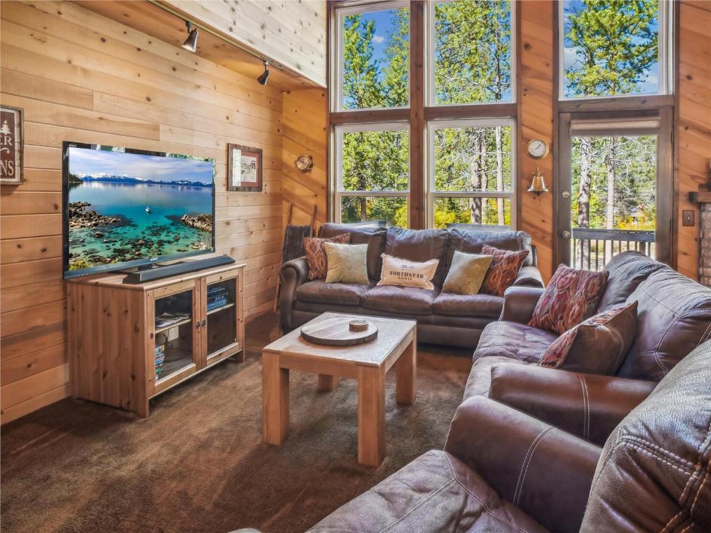 Rustic Retreat by Tahoe Getaways - 4BR Tahoe Donner Contemporary Cabin w Forest Views, Pet-Friendly & HOA Amenities, Truckee