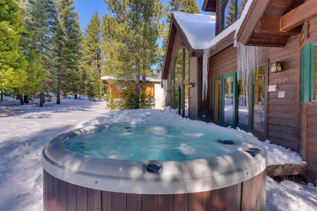 Tippy Canoe by Tahoe Getaways - 4BR West Shore w Private Hot Tub,, Sauna, EV & Walking Distance to Trailhead, Tahoma