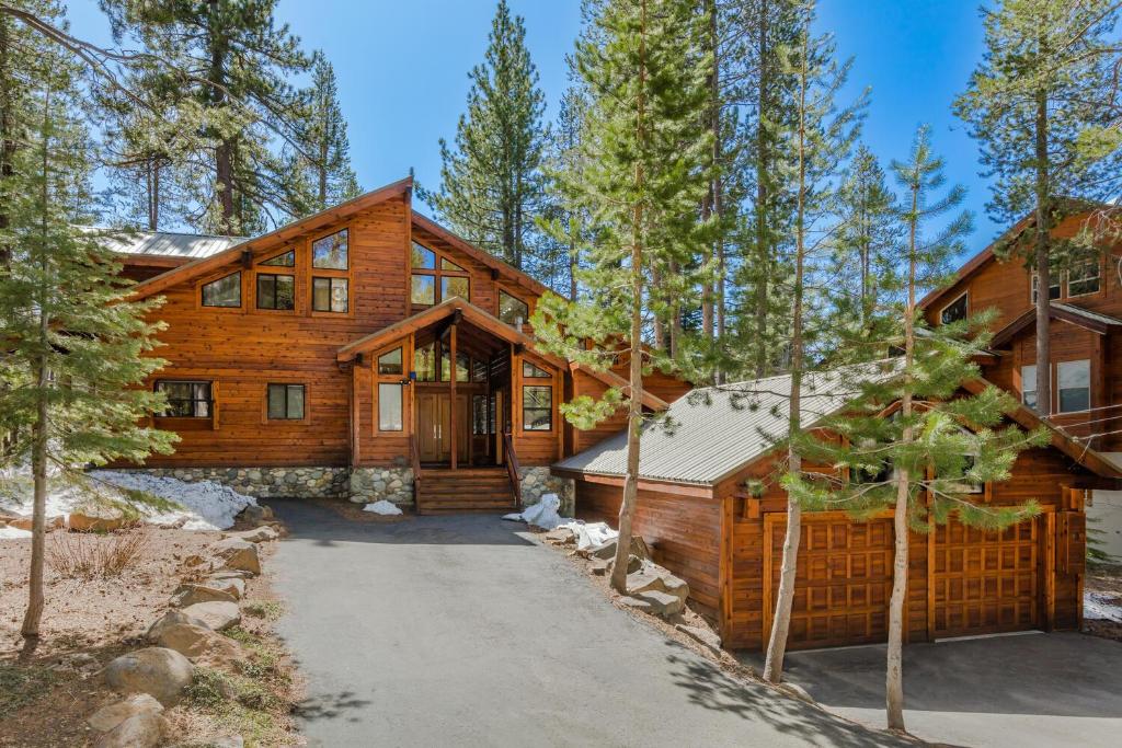 Tree Haus by Tahoe Getaways - Unique Pet-Friendly Tahoe Donner Home w EV & HOA Pool & Beach, Truckee