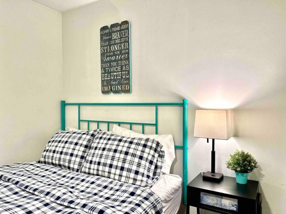 Private Room with Shared Bathroom on the 1st Floor 10 minutes walk to University of Washington, Seattle