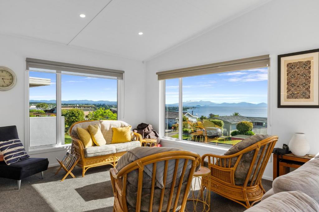 Scenic Lake Views - Taupo Holiday Home, Taupo