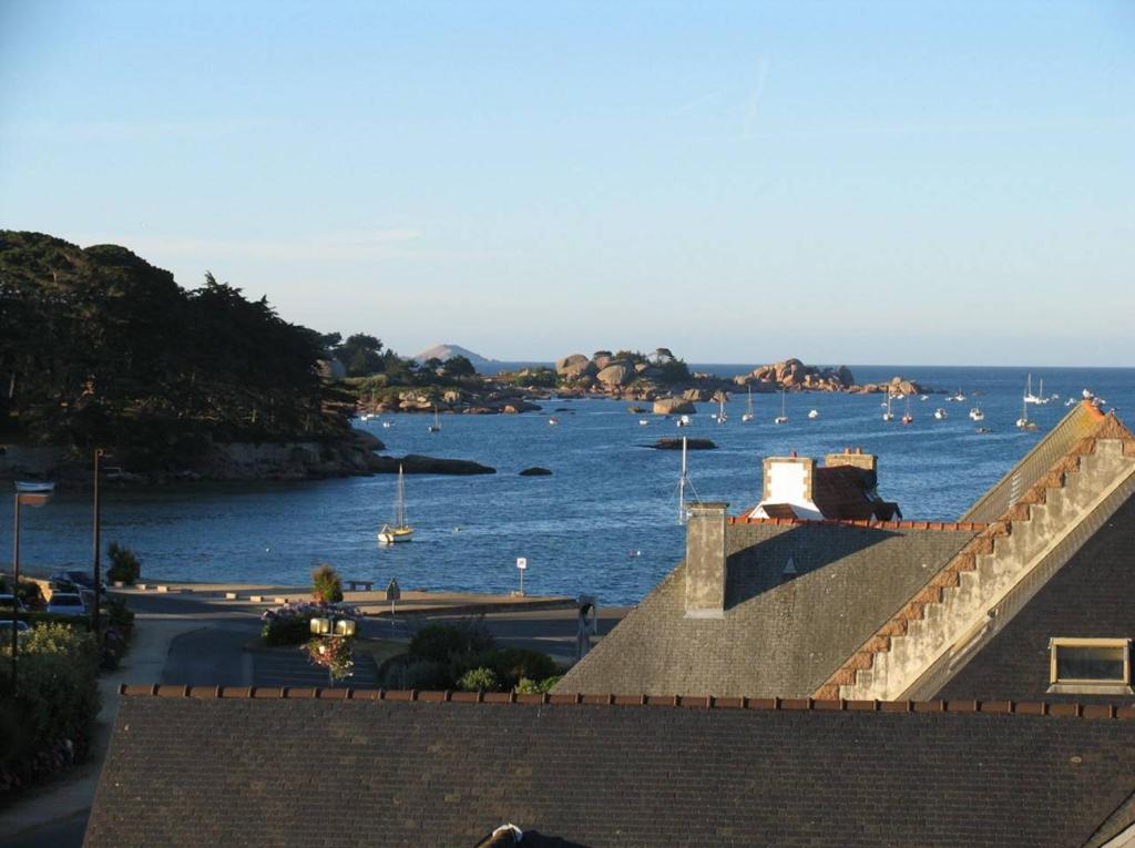 Superbe appartement duplex au centre de TREGASTEL vue sur mer - Réf 745, Trégastel