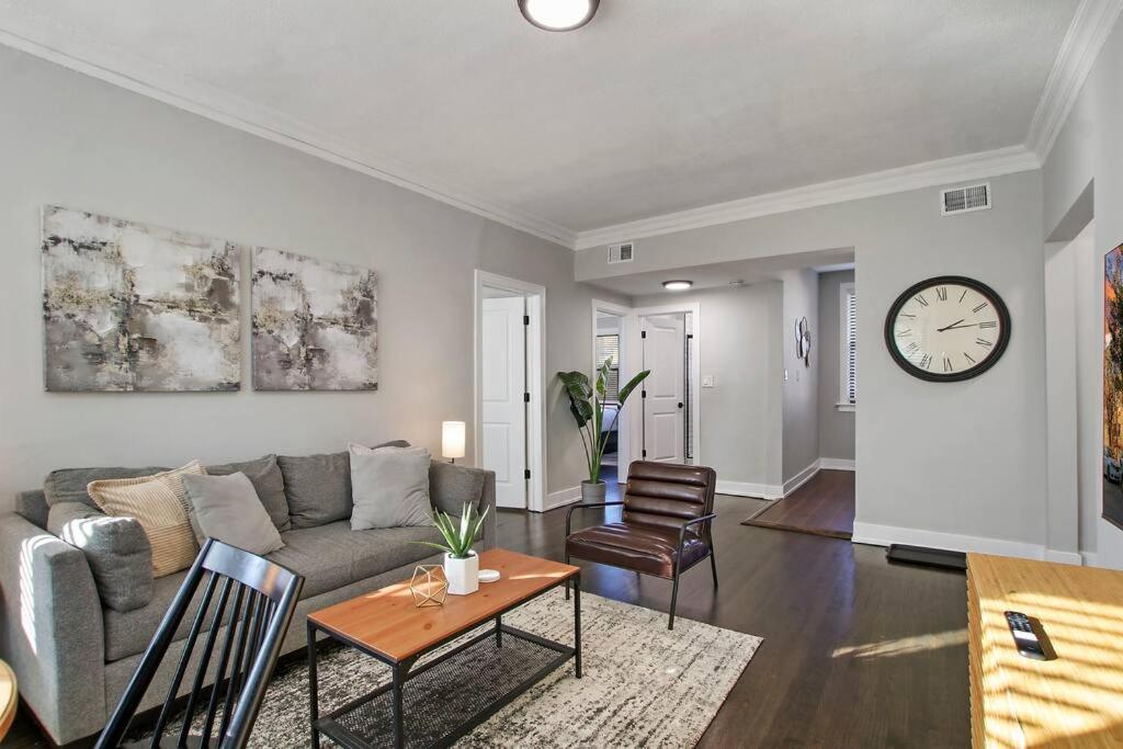 Comfortable 2BR Chicago Apt - Sunnyside 2F, Chicago