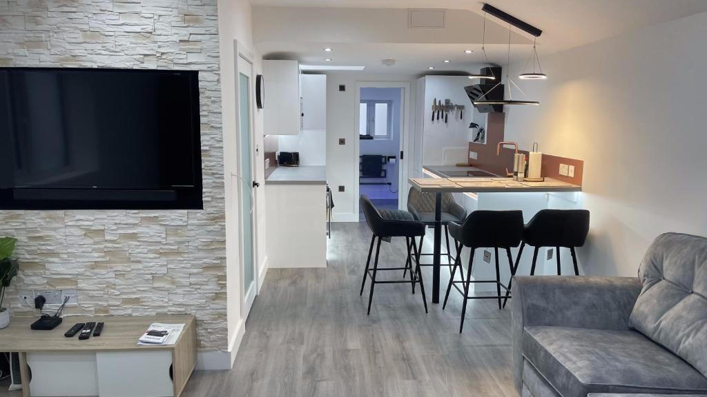 Private luxury apartment by the sea in Poole with personal gym - pet-friendly with £50 fee