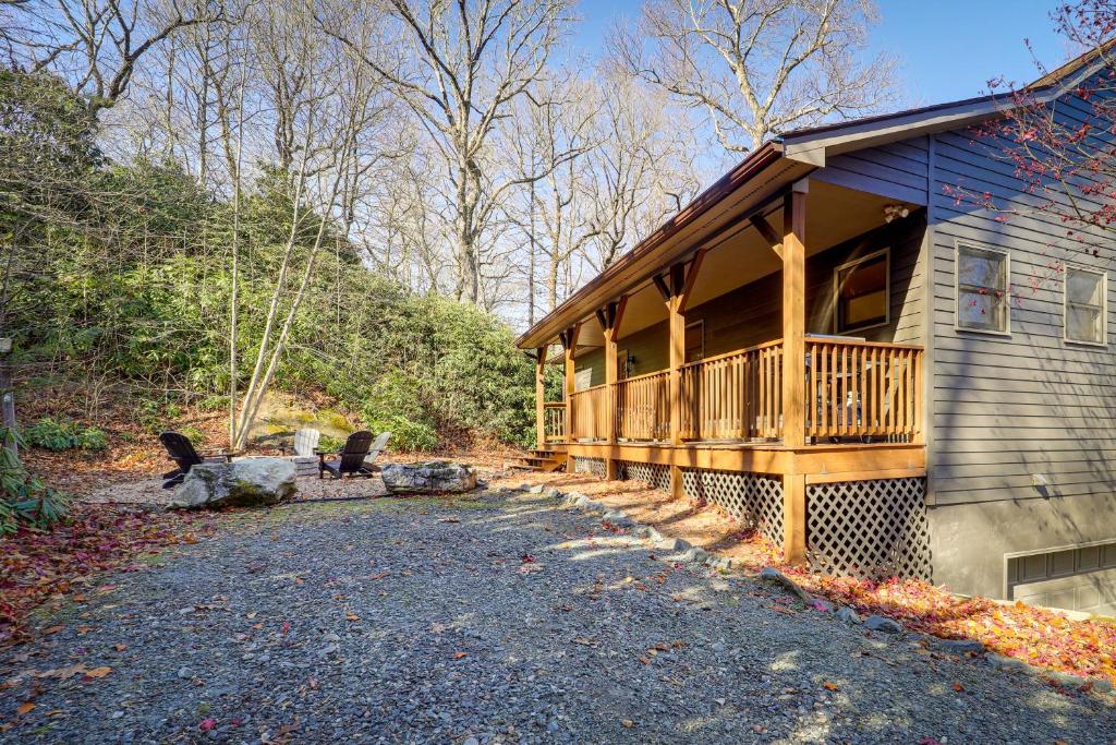 Blowing Rock Escape with Covered Deck and Fire Pit, Blowing Rock