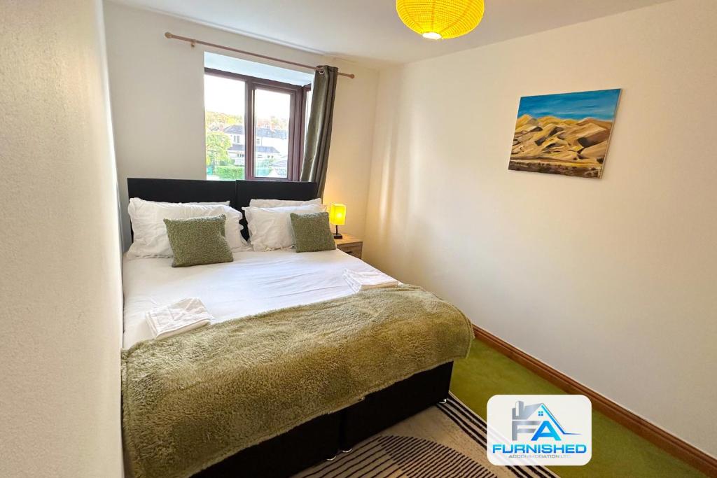 Housely Large House Perfect for Families & Contractors garden Access