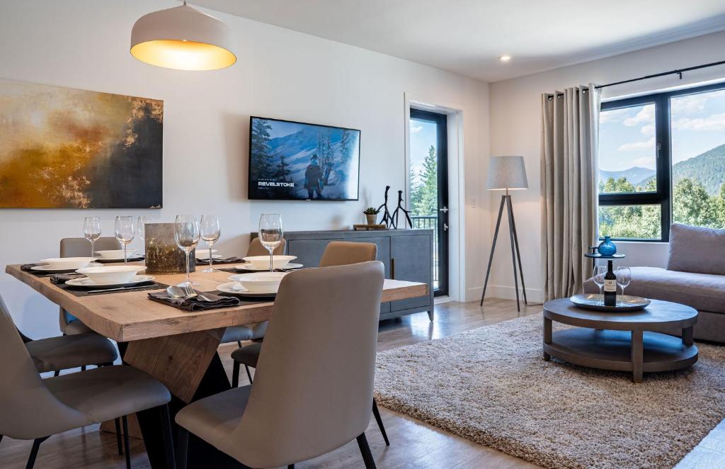 The Stoke Stopover - Revelstoke Condo with Hot Tub, Revelstoke