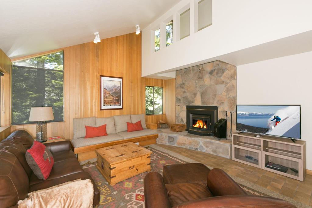 Juniper at Alpine - Private Hot tub, Pet Friendly & Free Shuttle to Slopes, Olympic Valley