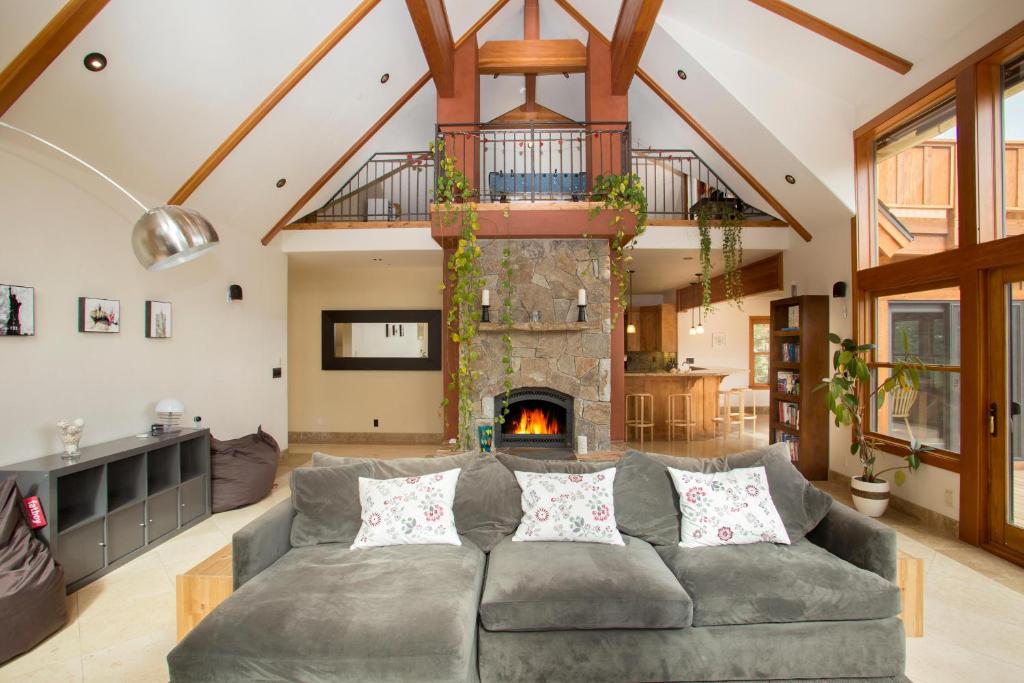 Look Out Lodge - On North Shore w Lake View, Hot Tub, Pool Table and Pet Friendly, Kings Beach