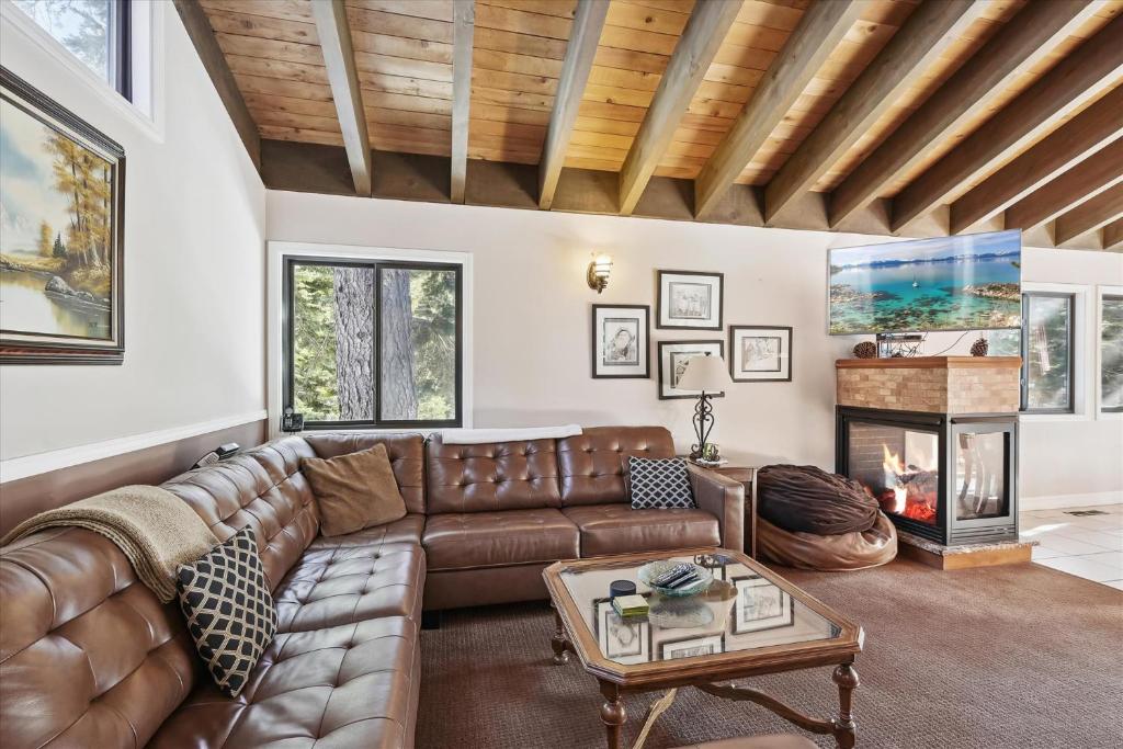 On the Edge at Alpine Meadows - Fireplace- Mountain Views- Great Location! Shuttle Service!, Olympic Valley