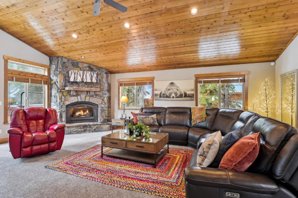 Ski View at Tahoe Donner - Stunning 4 BR w Private Hot Tub - HOA Amenities, Truckee