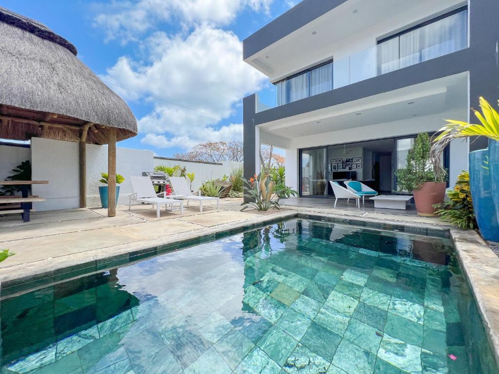 Résidence Celestial - Premium 3 bedrooms Villa with volcanic stone Pool, Grand Bay