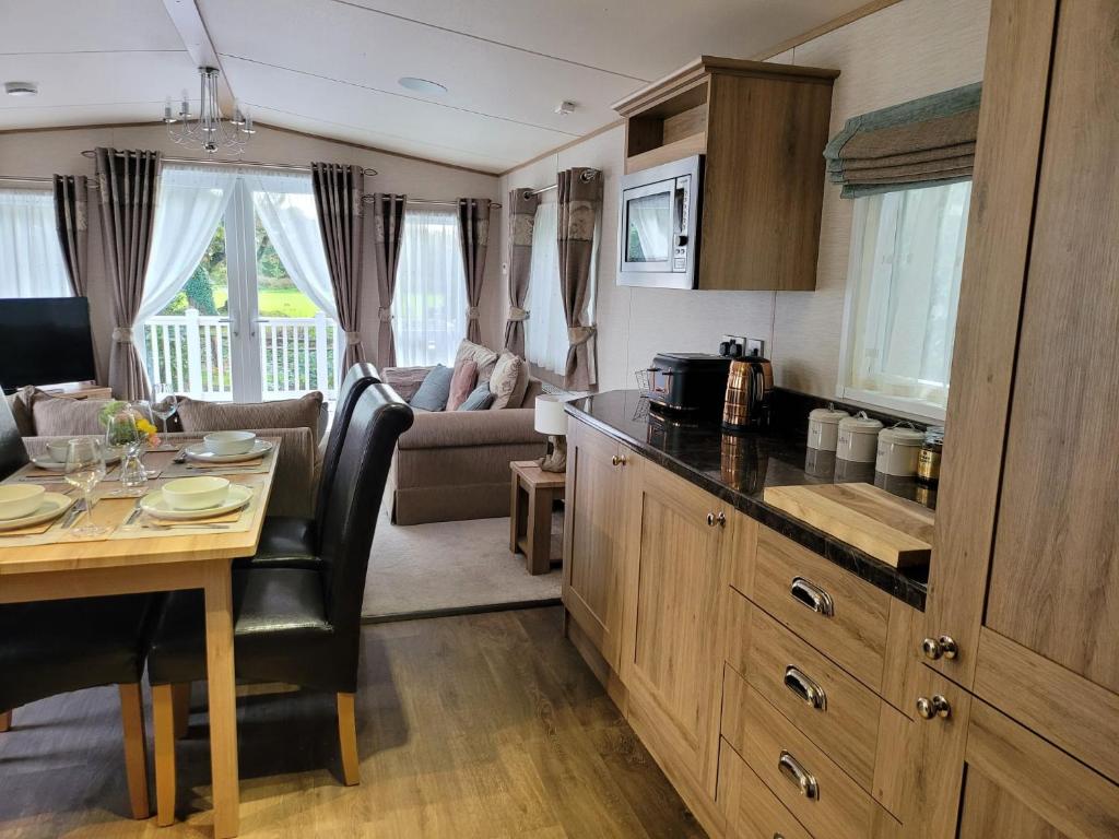 New Forest Premium Holiday Home, Hoburne Bashley photo 3