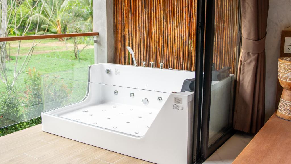 Hot tub, Long Beach Chalet in Koh Lanta