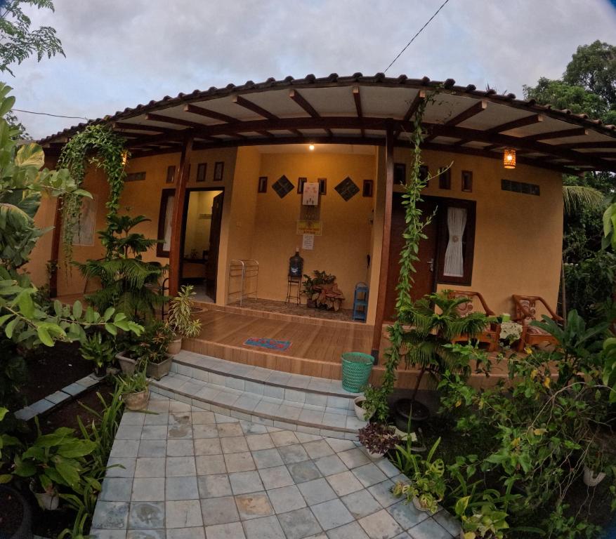 Nitha Homestay Near Train Station