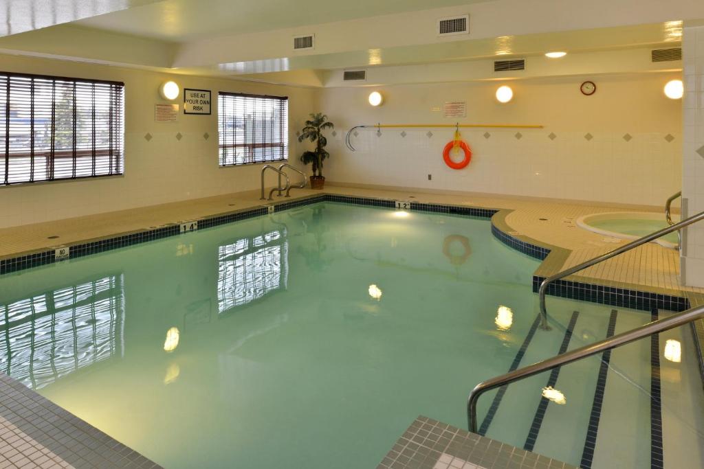 Holiday Inn Express Edmonton North By IHG スイミングプール