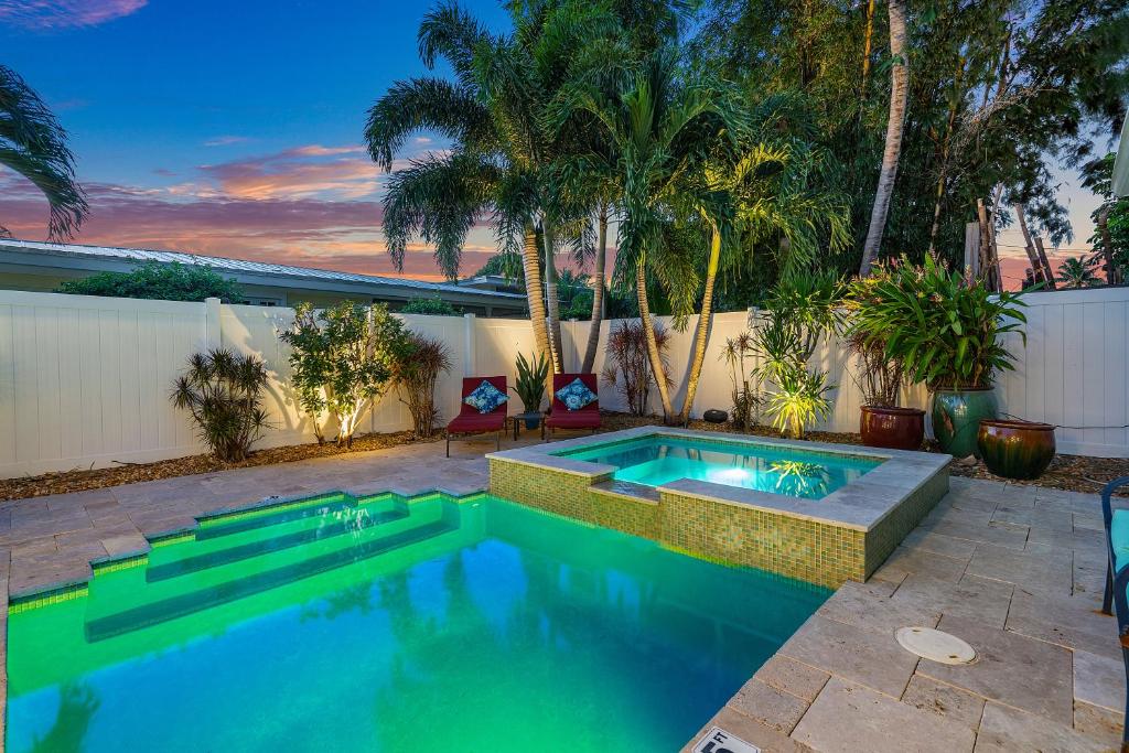 Walk to The Ave- Heated Pool, Spa, Golden Tee and Putting Green - mins to Beach, Delray Beach