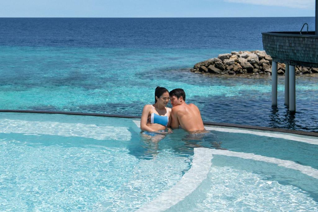 スイミングプール