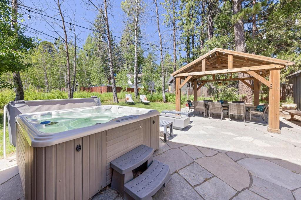 Rustling Grove in Tahoe City - Pet-Friendly, Walking Distance to Downtown and Lake - Private Hot Tub, Tahoe City