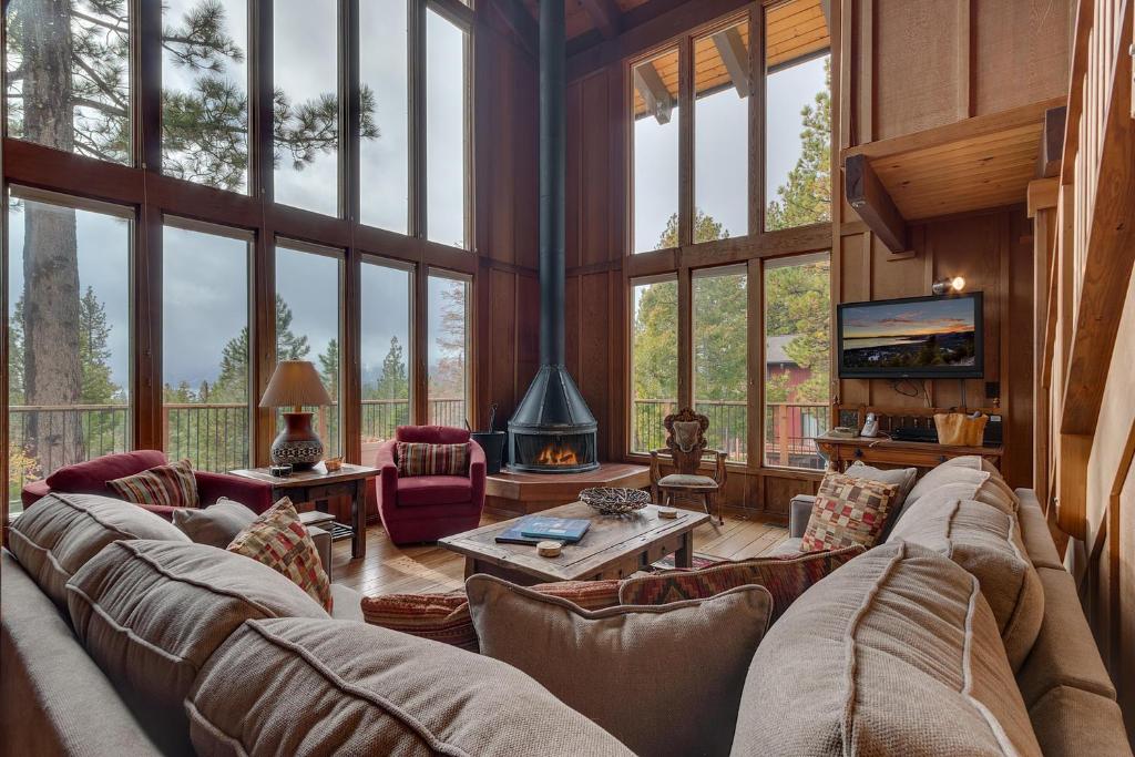 View at Dollar Point - Beautiful Lake Views with Sunny Deck, Quiet Neighborhood, Near Skiing, Tahoe City