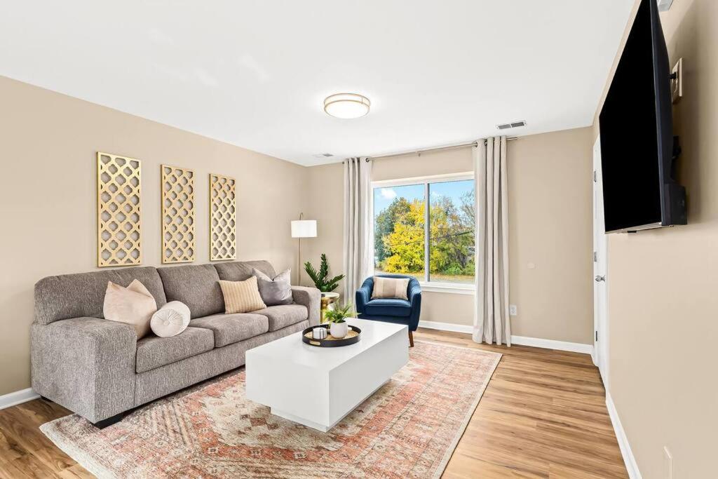 New! Charming Upper Unit in the Heart of Roseville, Roseville