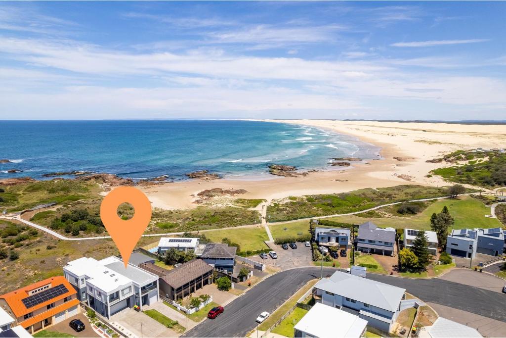 Birubi First Wave, 45a Ocean Ave - pet friendly, waterfront, waterviews, air con, Wi-Fi, Anna Bay