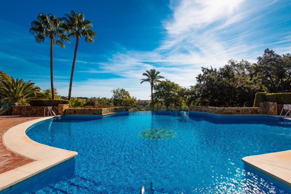Holiday home, with sea views, south facing and close to the golf course and the beach, in Elviria Hills - 2