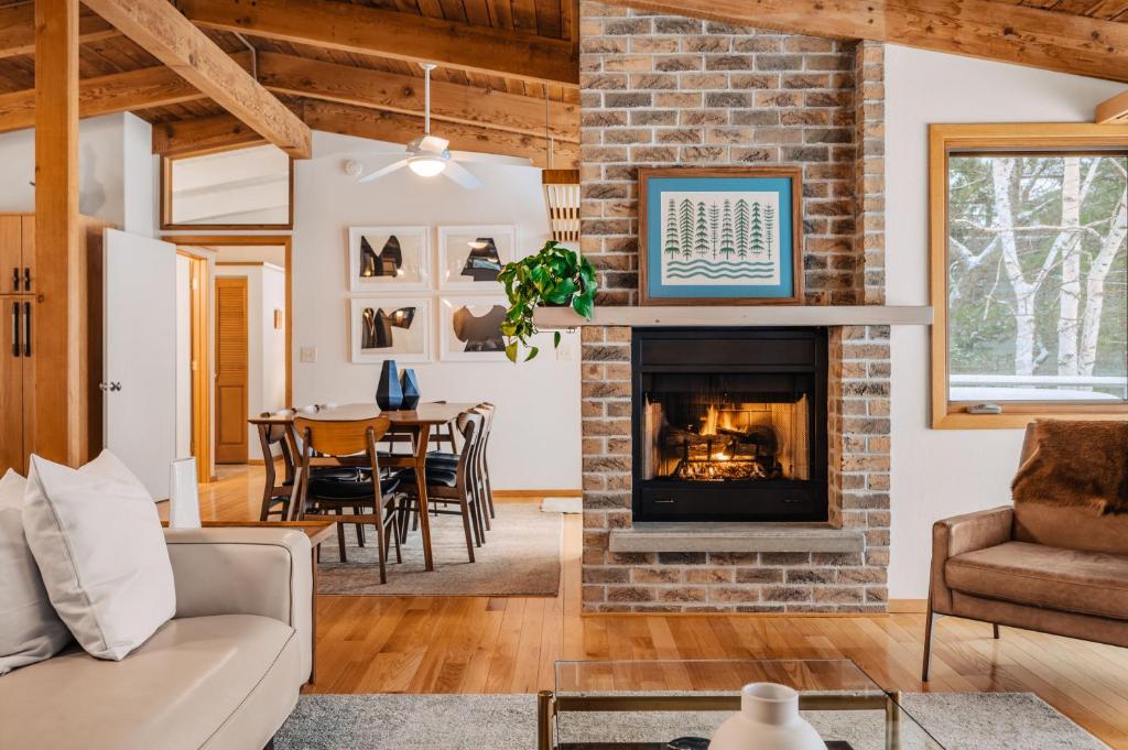 Midcentury home, private beach. large great room, Northport