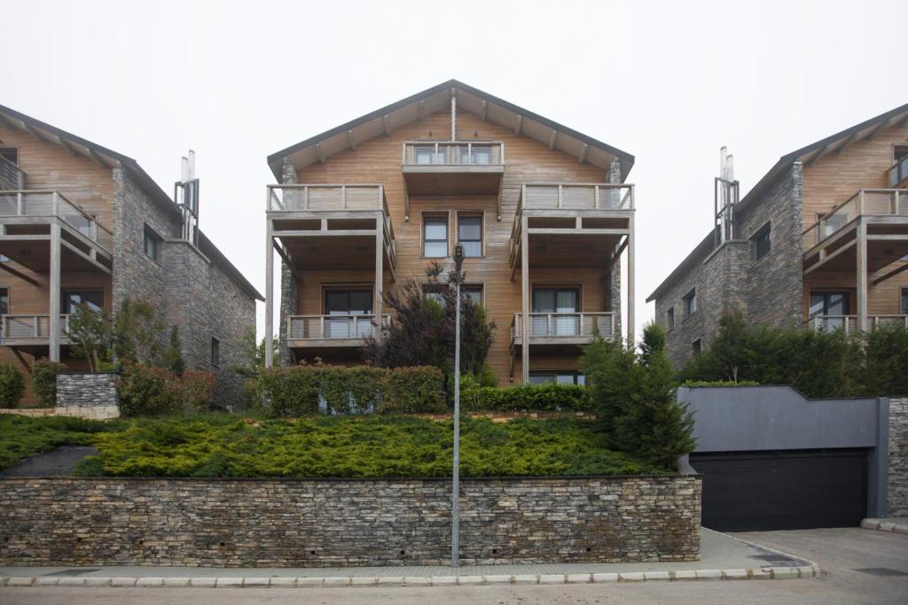 Gloom 3-BR Apt in Tilal Faqra, Kfardebian