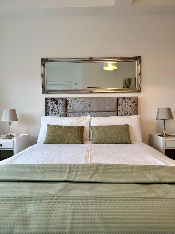 CC - Central Location Top Floor 2 Bed Deluxe Modern Apartment, Stratford-upon-Avon