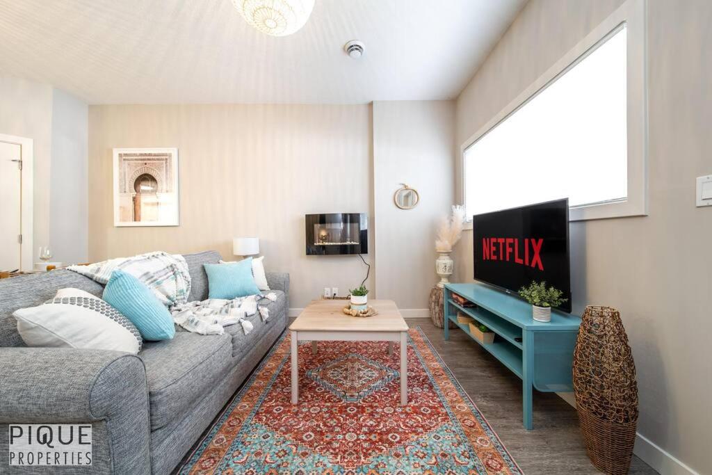 Boho Suite - Long Stays - King Bed - Fireplace & WiFi, Edmonton