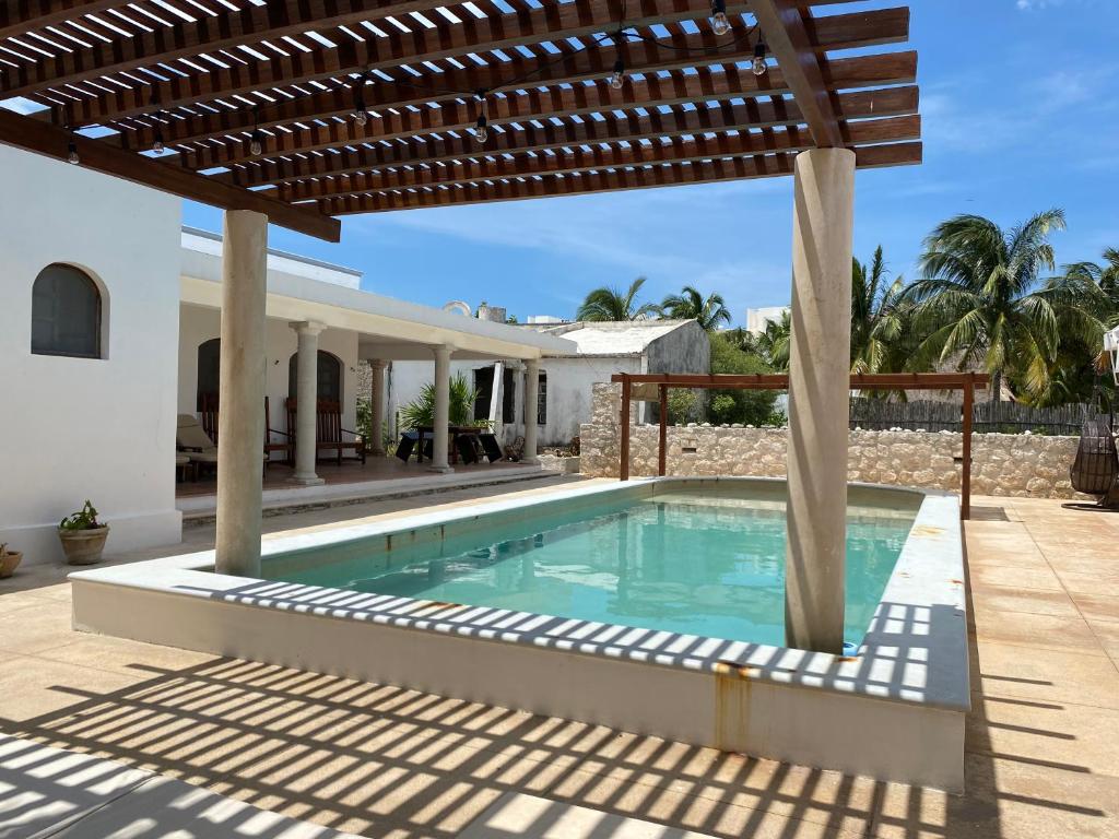 Casa familiar, alberca privada, pasos de la playa, Progreso