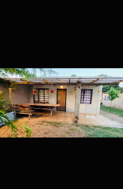 casa jazmín para 4 personas en villa gesell se reserva solo con seña luego de reservar escribime - 1