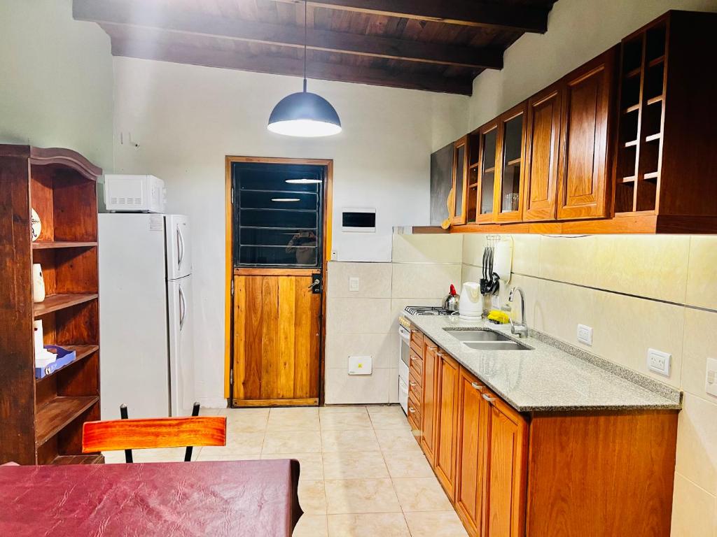 casa jazmín para 4 personas en villa gesell se reserva solo con seña luego de reservar escribime - 5