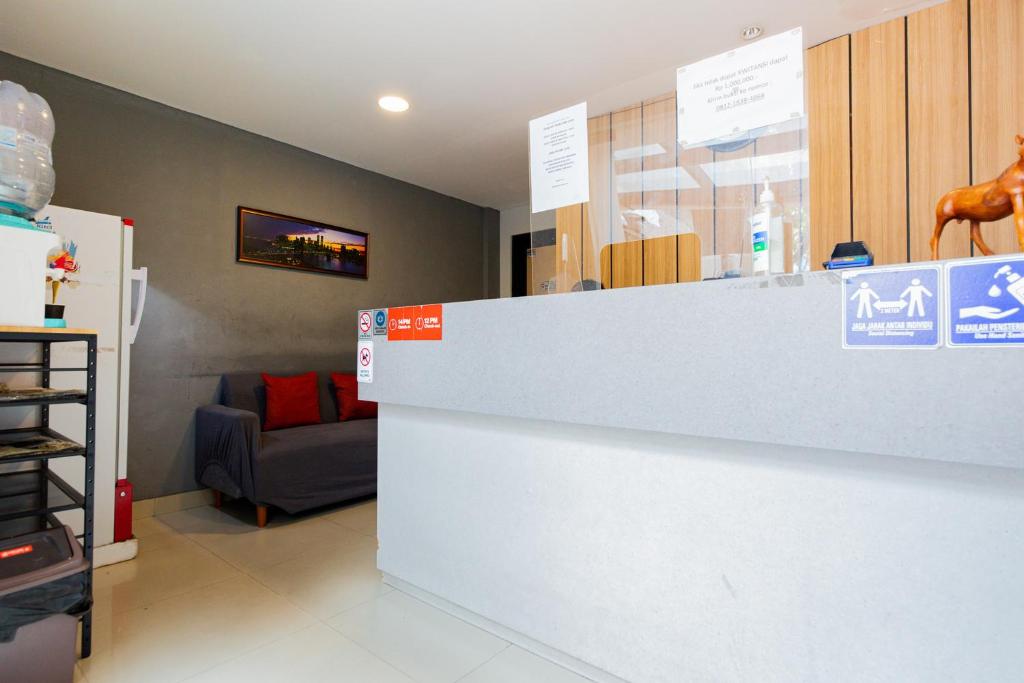 OYO フラグシップ 90343 スリピ イン (OYO Flagship 90343 Slipi Inn) フロント・ロビー