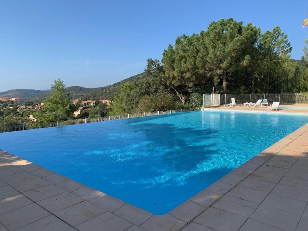 T2 super équipé avec terrasse, piscine et climatisation - FR-1-768-46 - 1