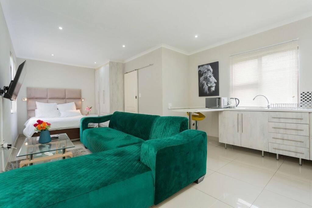 Johanesbg-Little haven-3min to N1-20/MBS WiFi (15), Johannesburg