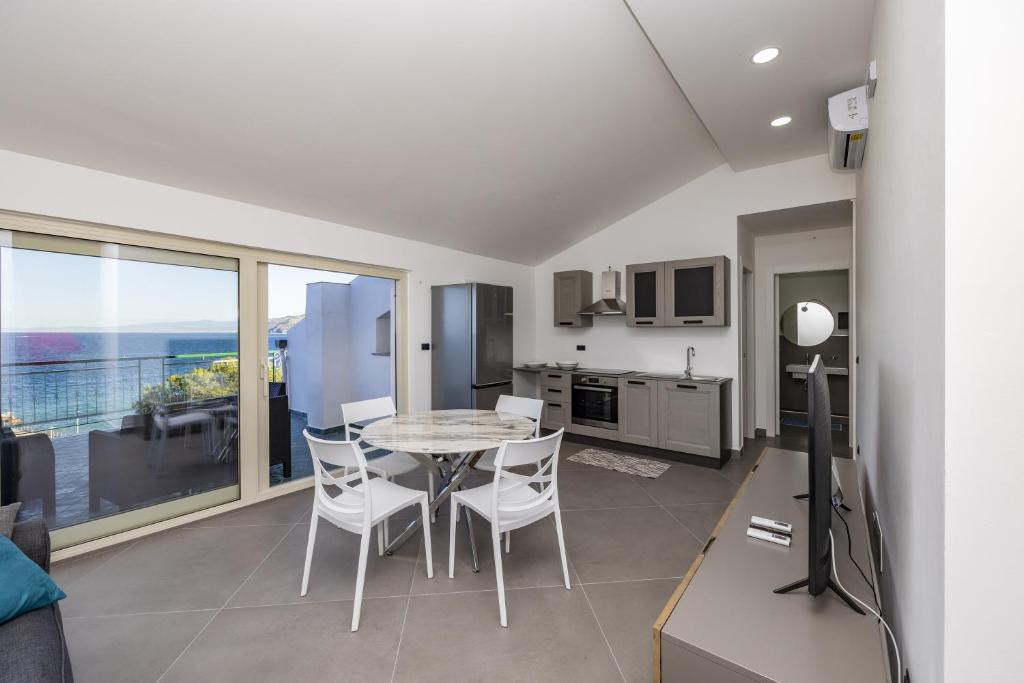 Seaview Apartment, Patti