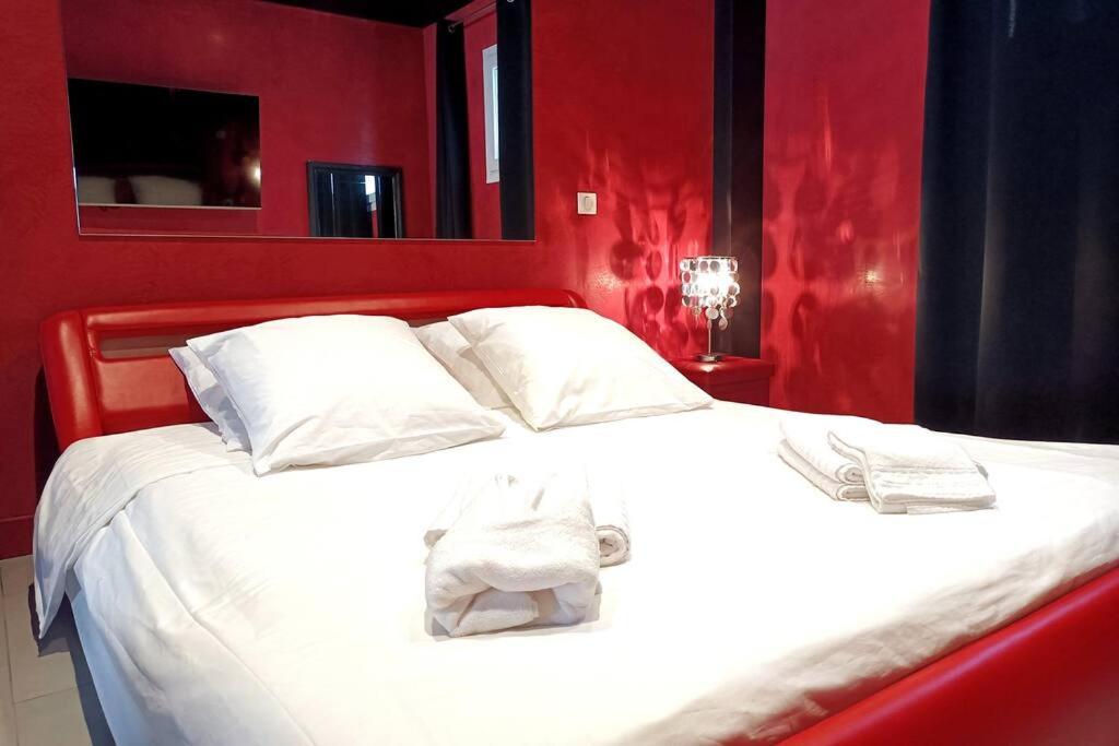 The Red Room - Appartement Love Room, Balnéo & Sauna privés - 4