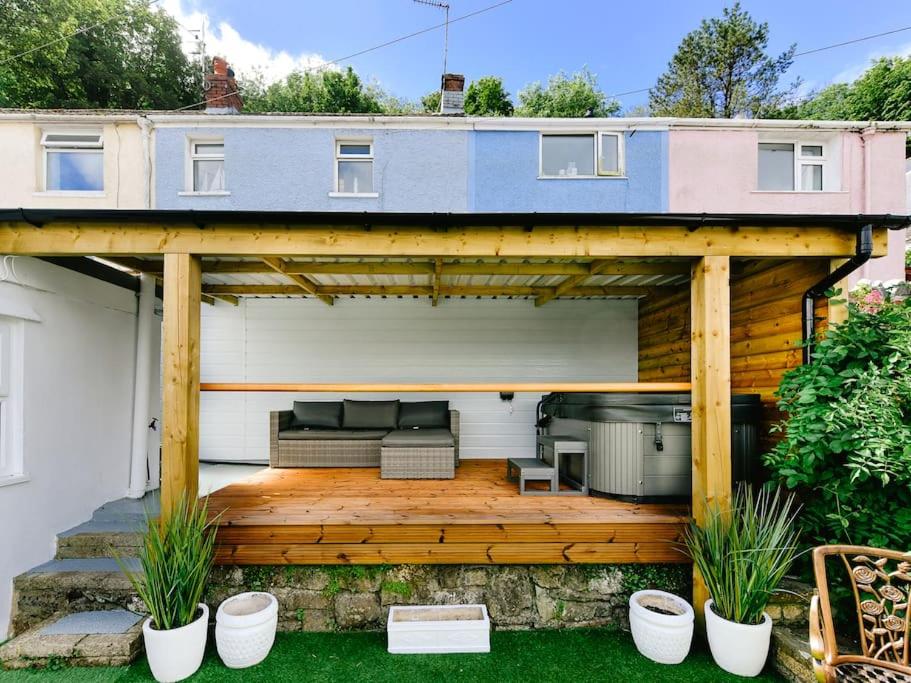 The Smugglers Hideout - Sleeps 4 - with HOT TUB, The Mumbles