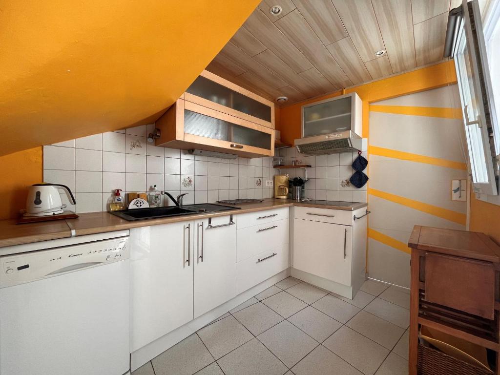 Maison avec cour, à 25m de la plage, proche centre et commerces - FR-1-197-573 - 4
