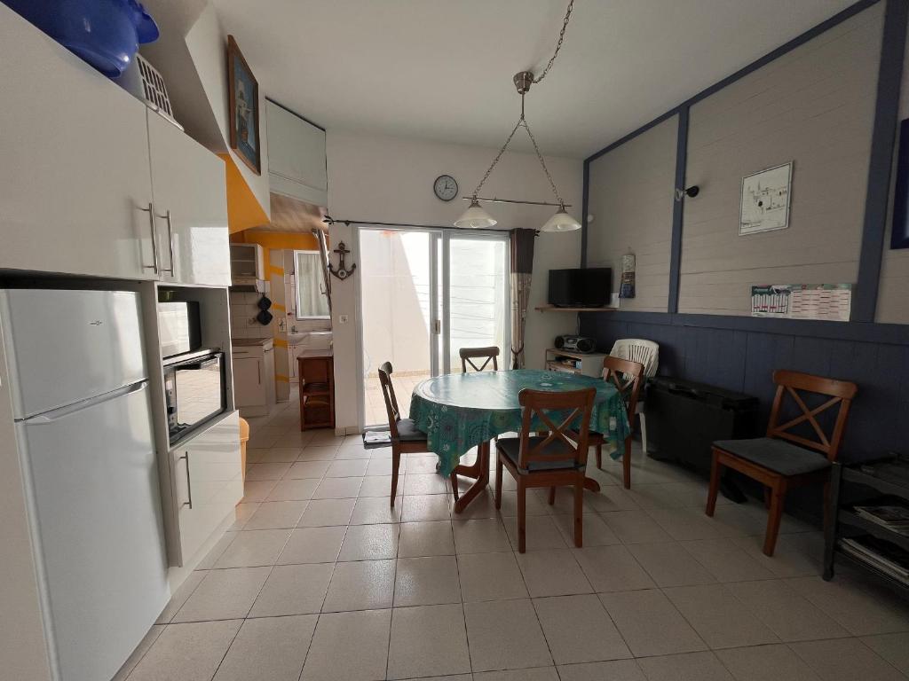 Maison avec cour, à 25m de la plage, proche centre et commerces - FR-1-197-573 - 5