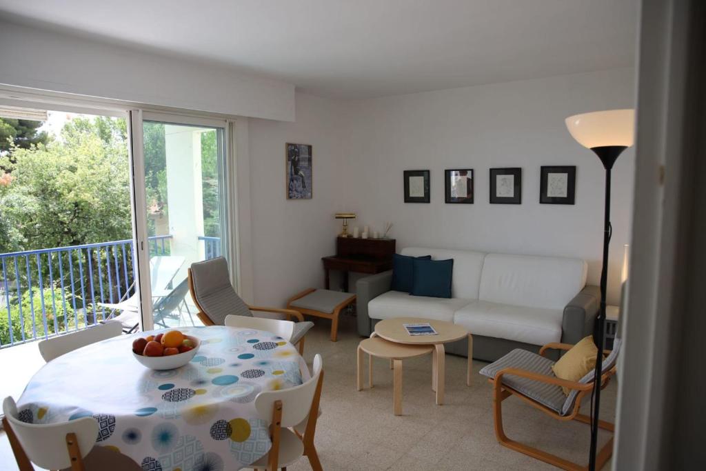 Spacious apartment with balcony and sea view - 3