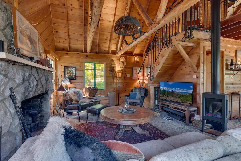 Falcon's Rest - Ski and Summer Cabin in The Heart of North Lake Tahoe- Gas Fireplace, Carnelian Bay