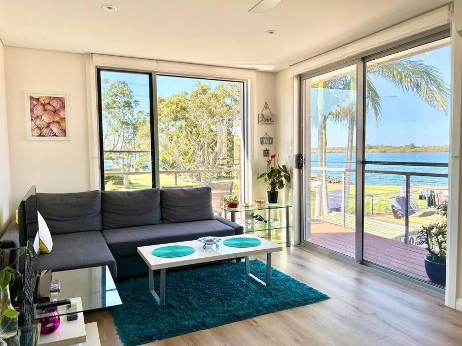 Cosy unit with park & water view, Ballina